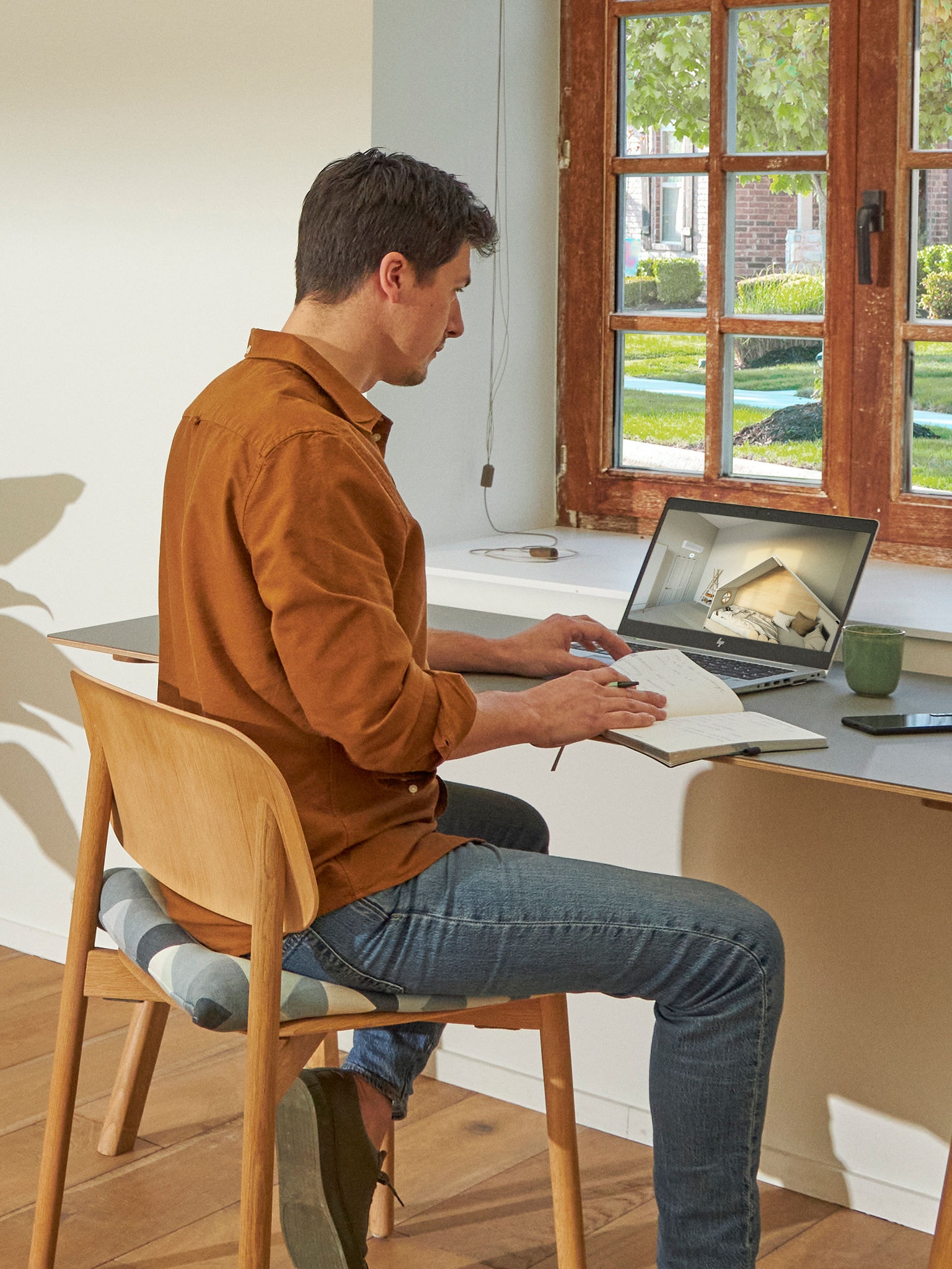 Homem sentado a ver o centro de experiência virtual no computador portátil